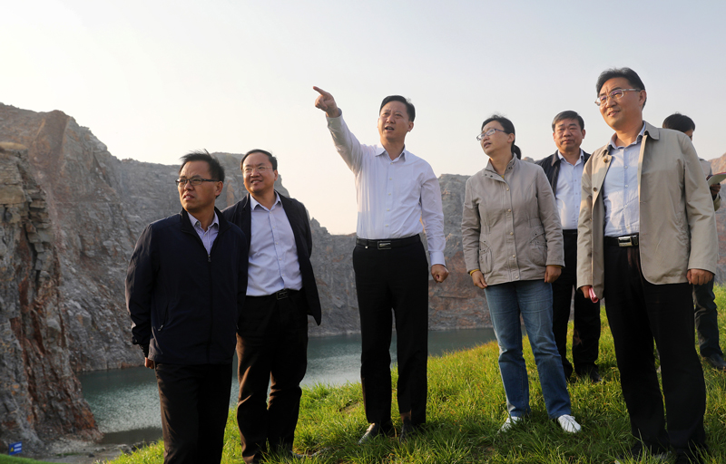 黃曉武督查大氣污染防治“百日攻堅(jiān)”及中央環(huán)保督察整改工作時(shí)指出
堅(jiān)決打好藍(lán)天碧水凈土“三大保衛(wèi)戰(zhàn)”